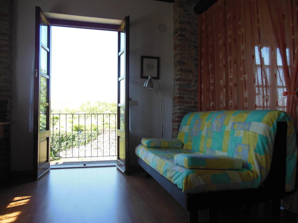 Agriturismo Affittacamere Barbarossa Dogliani Habitación foto