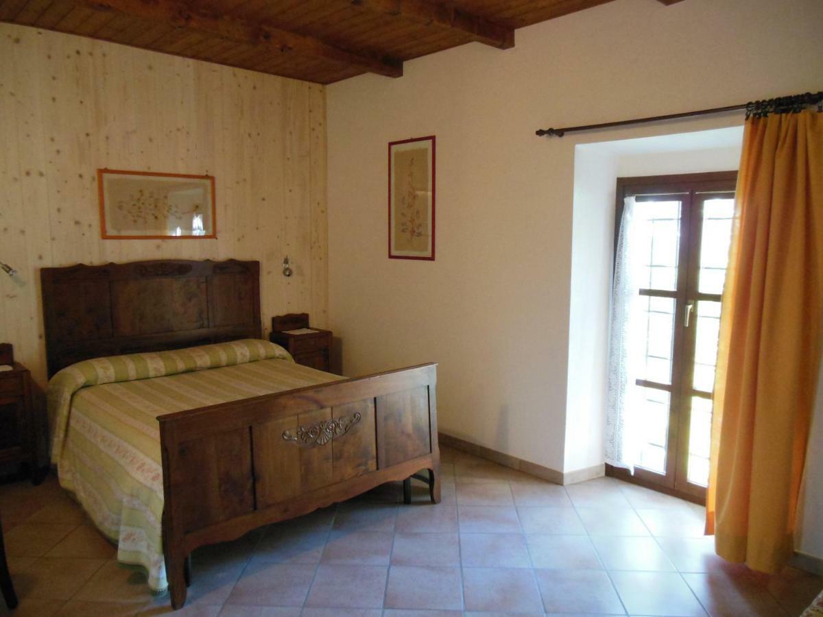 Agriturismo Affittacamere Barbarossa Dogliani Habitación foto